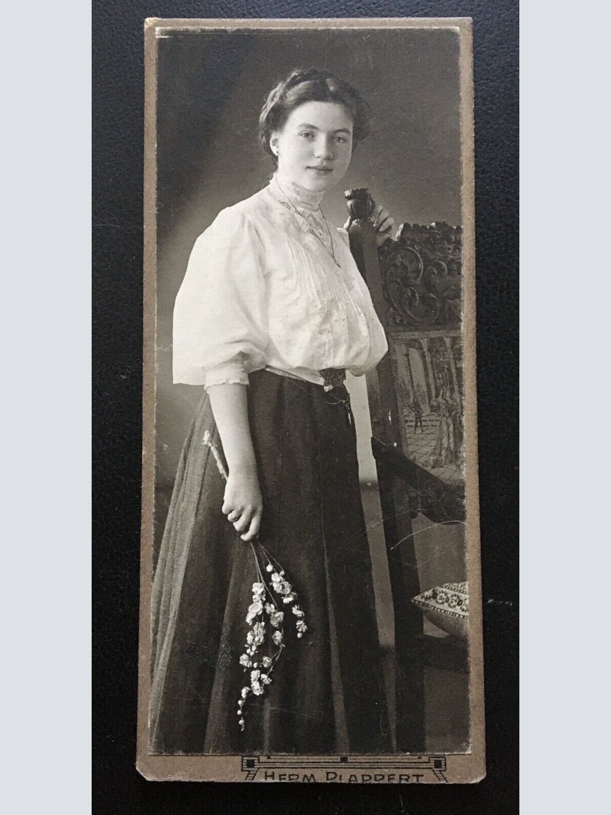 Foto Junge Frau Blumen Mädchen - Herm.Plappert München ca.4,9x11,2cm 400683 TH