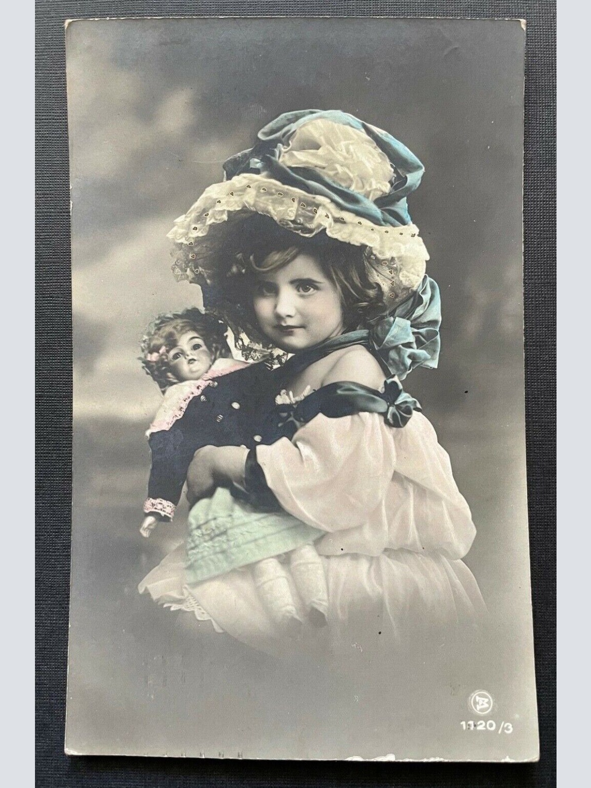 Porträt Mädchen Kind Puppe Hut Kleid Schleife 400378 TH A