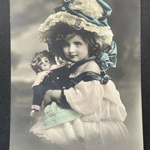 Porträt Mädchen Kind Puppe Hut Kleid Schleife 400378 TH A