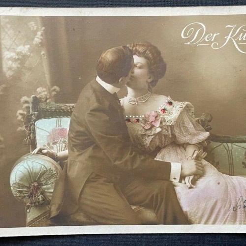 Der Kuss Mann Frau Paar Liebe Kleid Anzug Tracht Sofa 400369 TH F