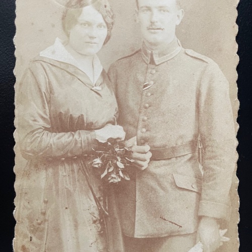 Porträt Mann Frau Soldat Uniform Bart Kleid Blumenstrauß Militär Krieg 400586 A