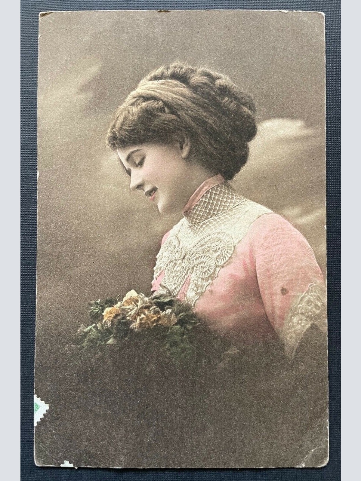 Porträt Frau Mädchen Kleid Tracht geflochtene Haare Zopf Blumenstrauß 400379 F