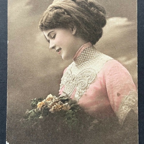 Porträt Frau Mädchen Kleid Tracht geflochtene Haare Zopf Blumenstrauß 400379 F