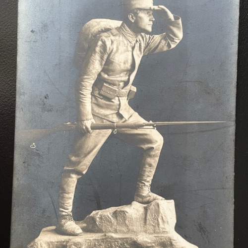 Statue Soldat Uniform Feldmütze Gewehr Rucksack Denkmal Militär Krieg 400589 TH