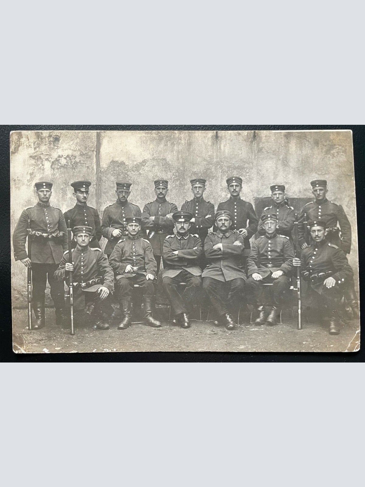 Gruppenaufnahme Soldaten Uniform Schirmmütze Bart Gewehr Militär Krieg 400585 TH