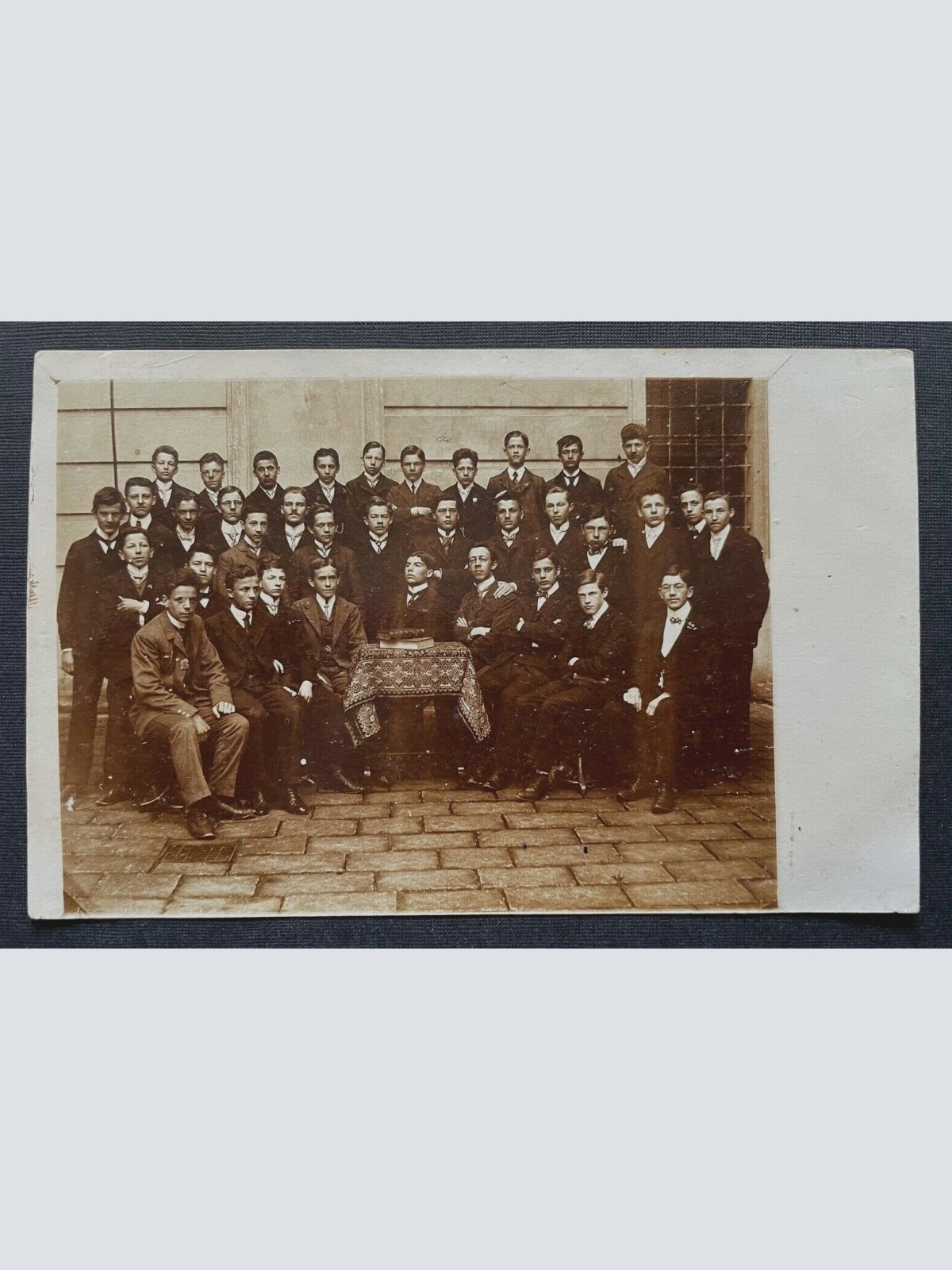 Porträt Gruppenaufnahme Jugendliche Jungen Anzug Krawatte Tisch 400341 TH F