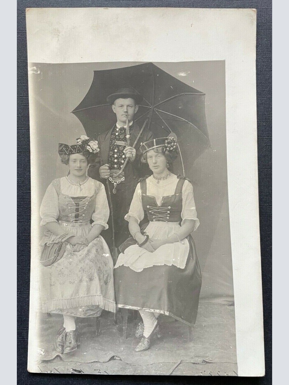 Porträt Gruppe Familie Mann Frau Kleid Tracht Schirm Hut 400361 TH