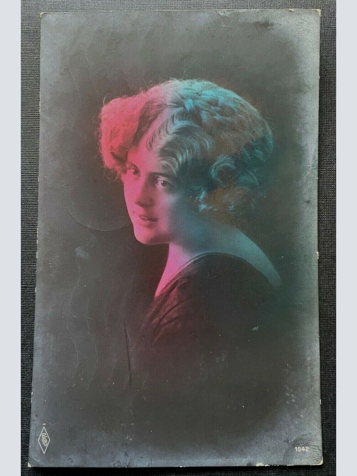 Porträt Frau Kleid Tracht geflochtene Haare Zopf 400380 TH F