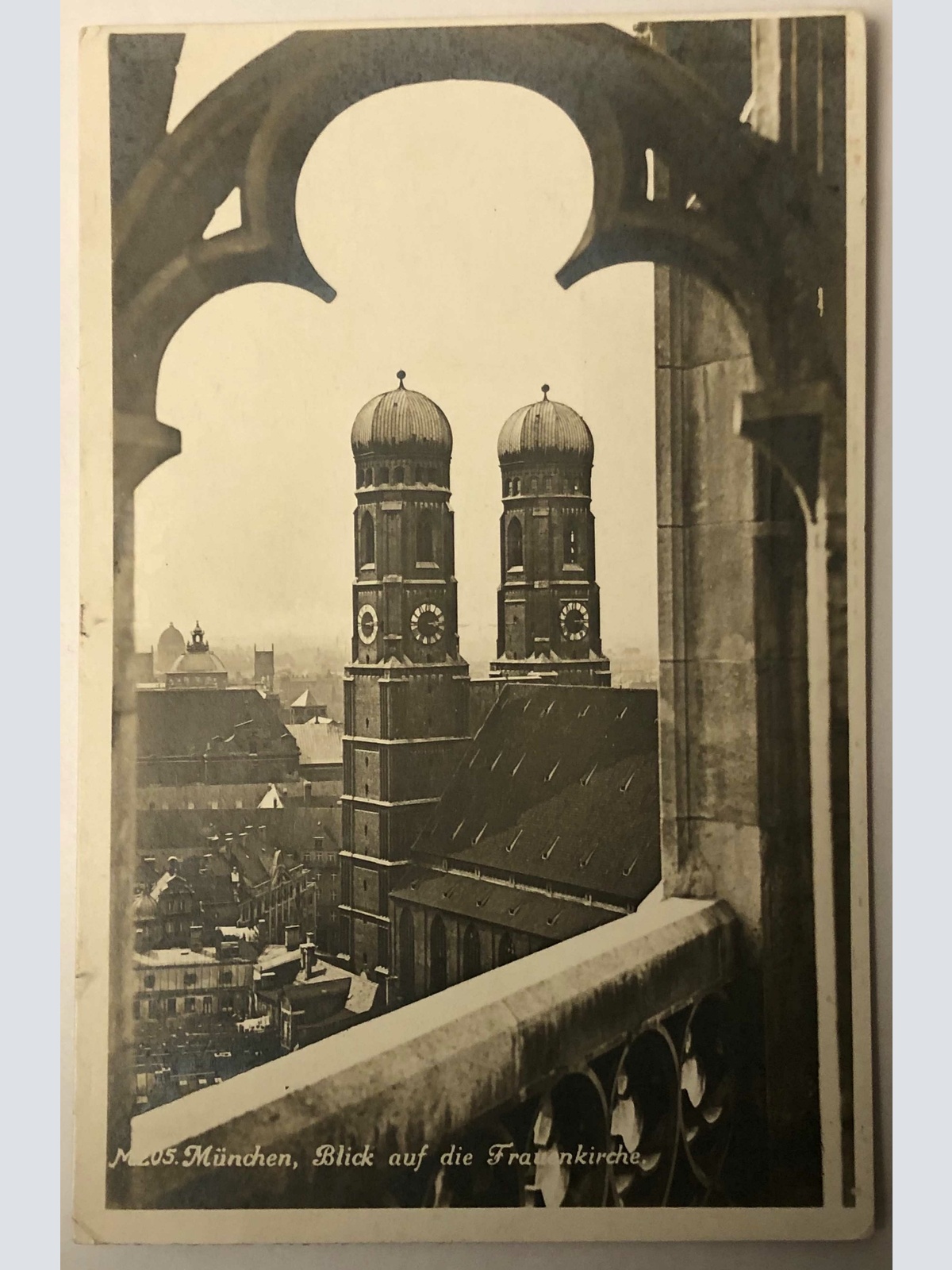 München Blick auf Frauenkirche   82017