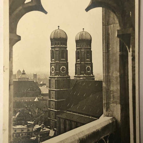 München Blick auf Frauenkirche   82017