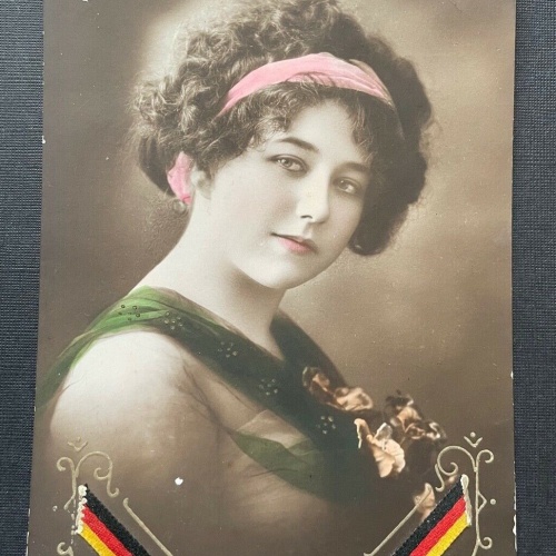 Porträt Frau Stirnband Kleid Tracht Locken Flagge Deutschland Präge 400375 TH F