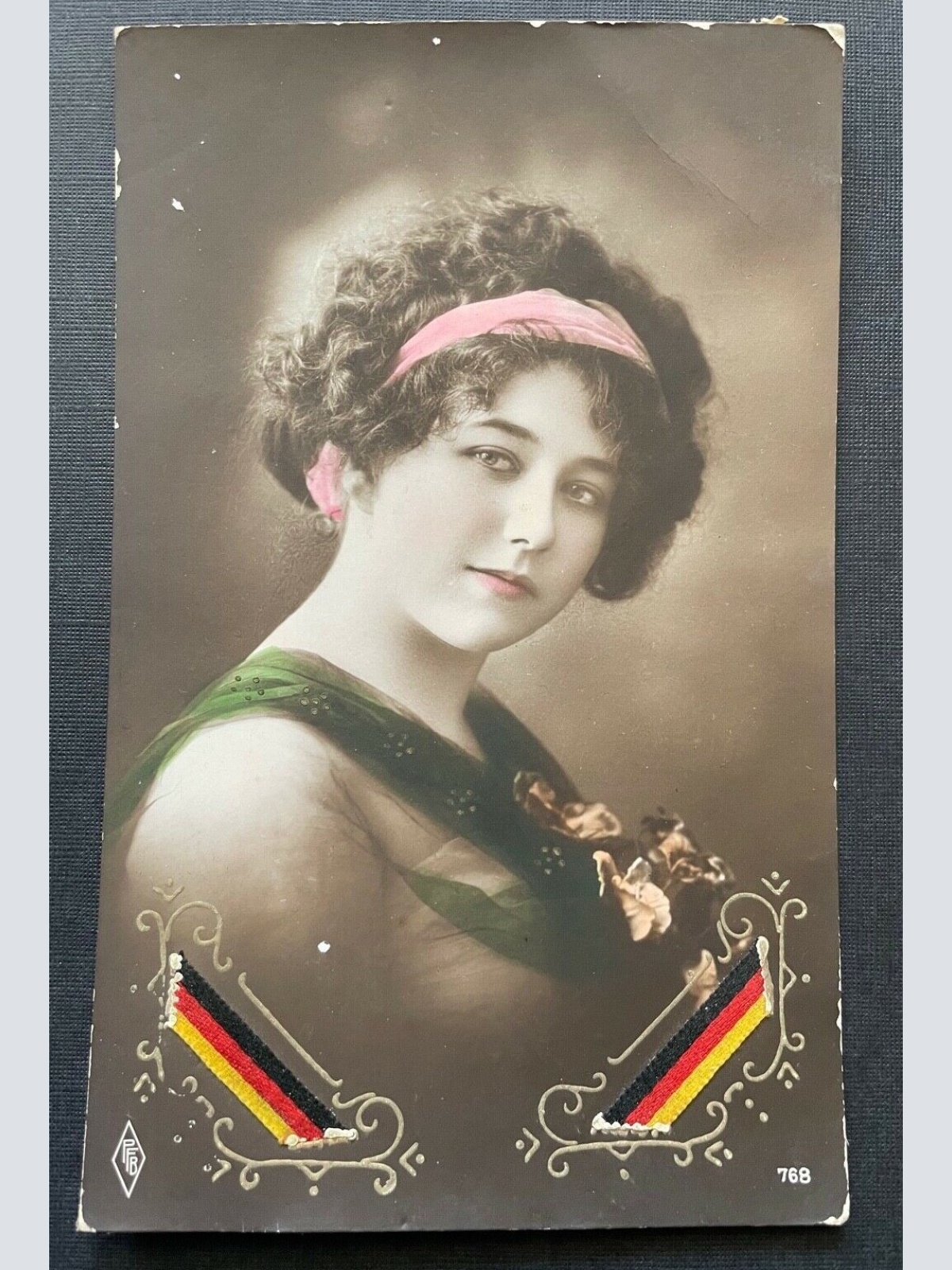 Porträt Frau Stirnband Kleid Tracht Locken Flagge Deutschland Präge 400375 TH F