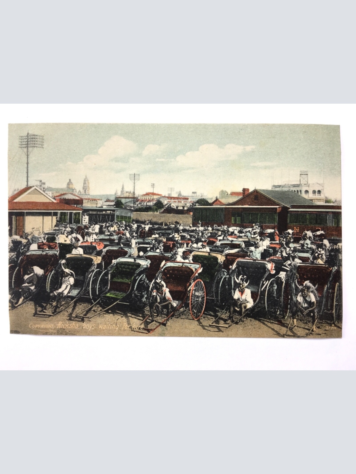 Ricksha boys waiting for hire - Afrikanische Rikschafahrer 40244 TH A