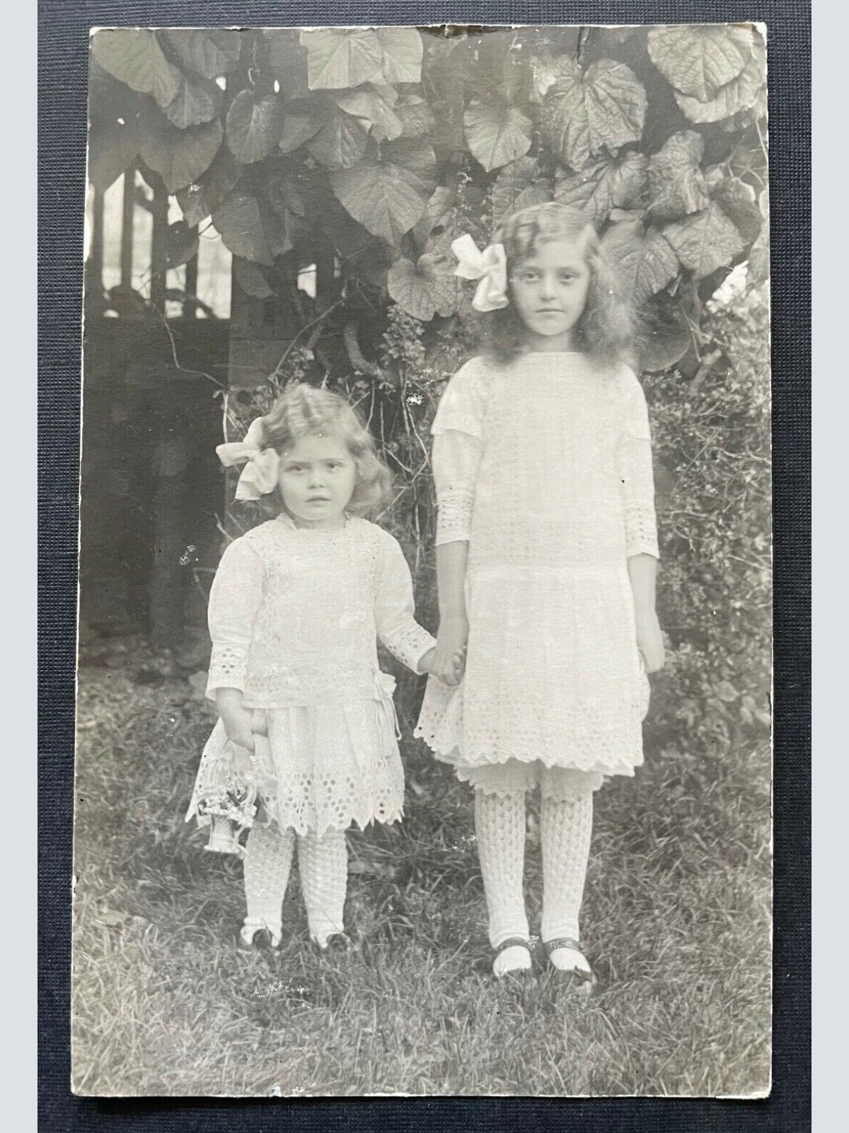 Porträt Mädchen Kinder Kleinkind Kleid Haarband Tracht Natur 400400 TH F