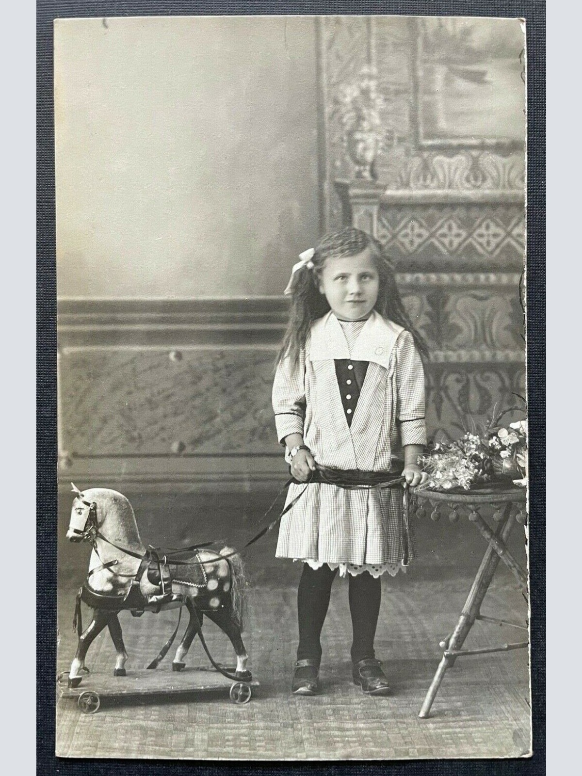 Porträt Mädchen Kind Pferd Spielzeug Kleid Tracht Zöpfe 400302 TH A