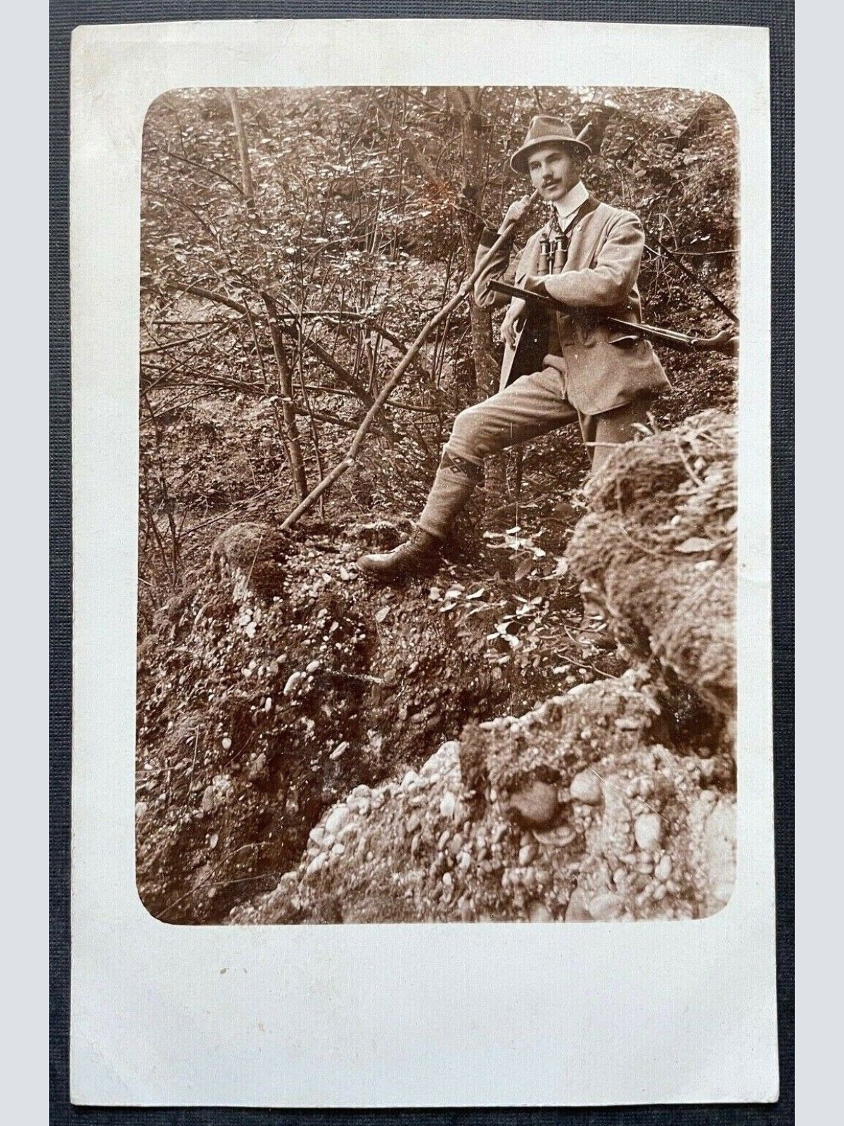 Porträt Mann Jäger Gewehr Tracht Jacke Anzug Hut Bart Stock Wald 400332 TH A