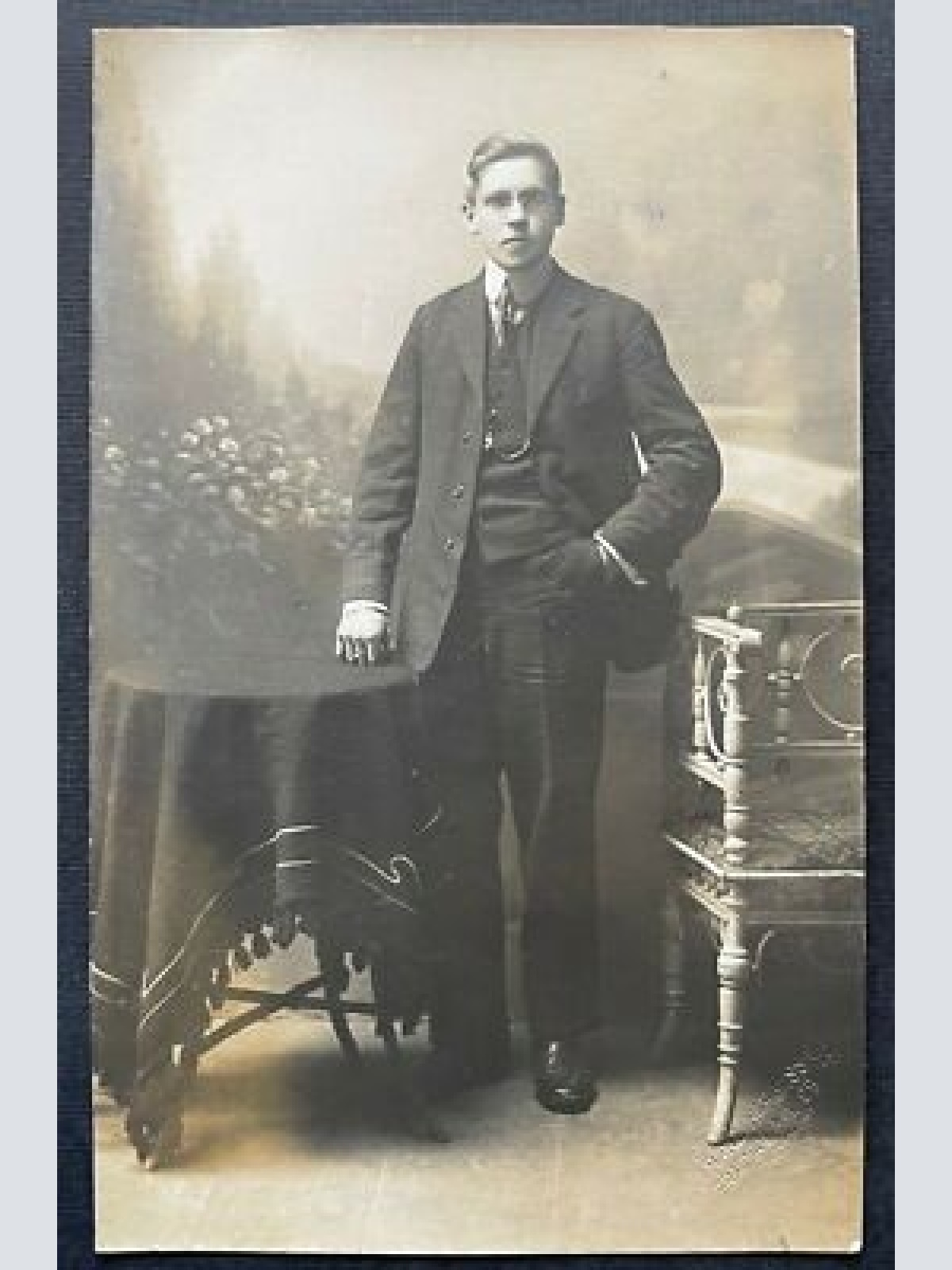 Porträt Mann Anzug Krawatte Sakko Jacke Tracht Brille Tisch 400318 TH F