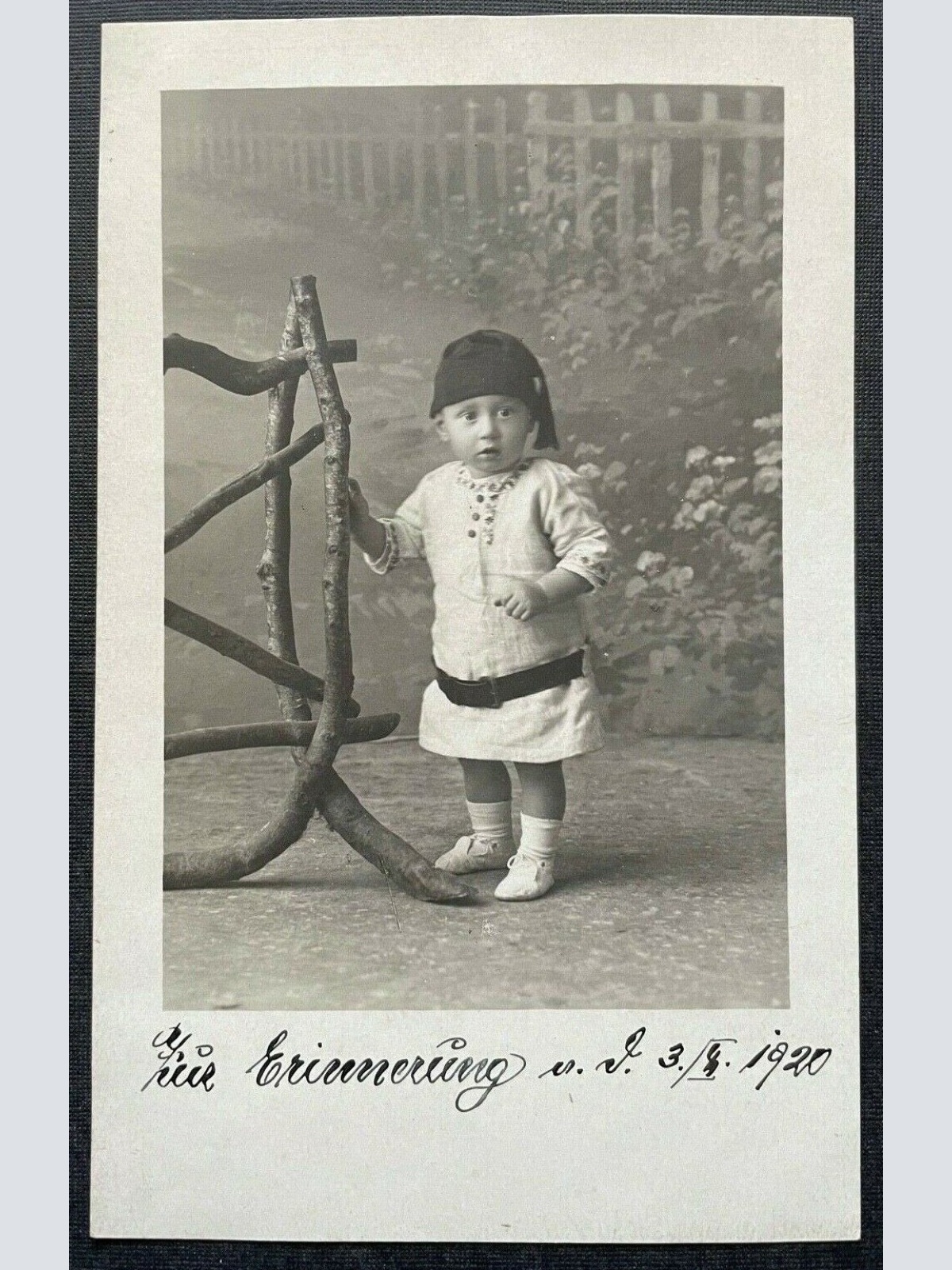 Porträt Kleidkind Baby Fes Hut Kleid Tracht Zur Erinnerung 1920 400283 TH A