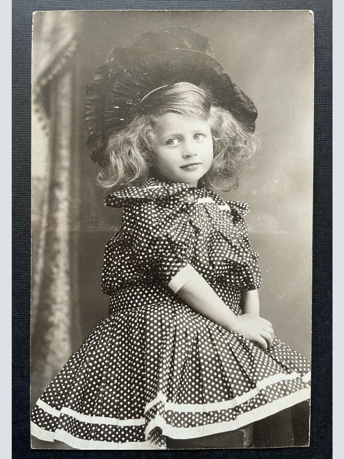 Porträt Mädchen Kind Kleid Hut Locken Tracht Locken 400253 TH F