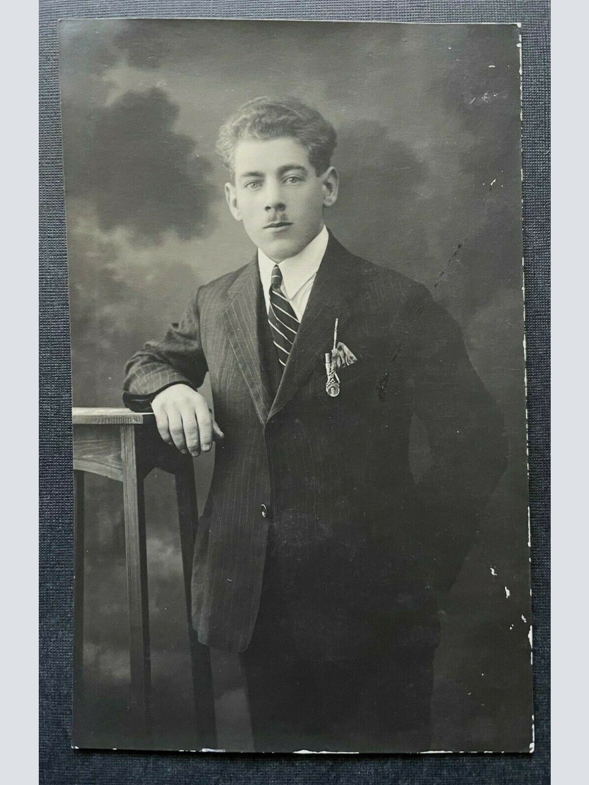 Porträt Mann Anzug Sakko Krawatte Bart Anstecknadel Kragen 400333 TH A