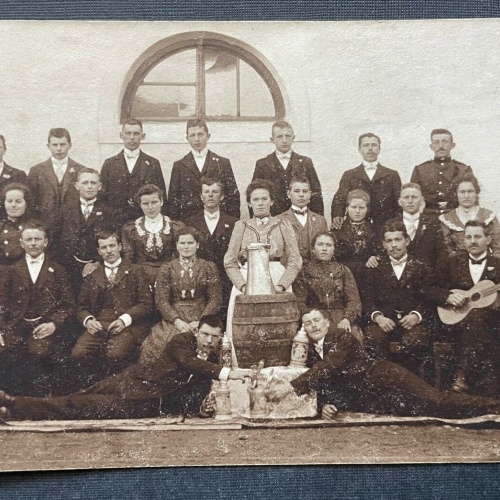 Porträt Gruppenaufnahme Krug Anzug Kleid Tracht Gitarre 400334 TH A