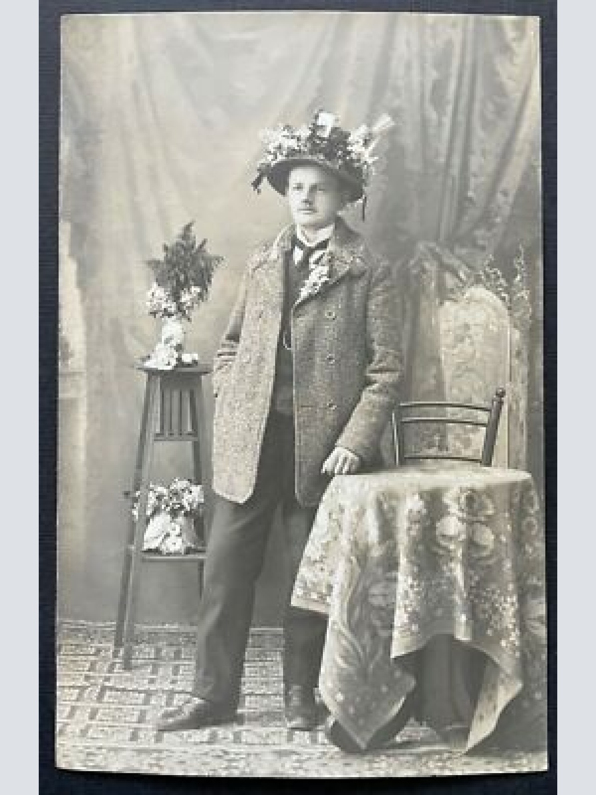 Porträt Mann Anzug Krawatte Jacke Tracht Bart Hut Blumen Tisch 400315 TH