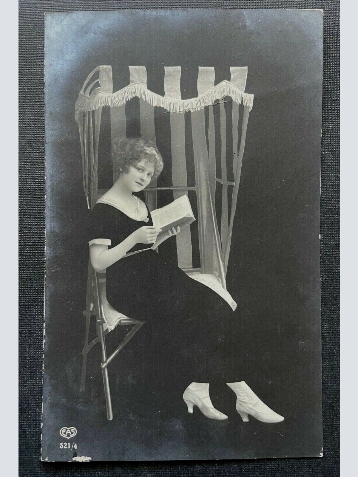 Porträt Frau Überdachter Stuhl Strand Kleid Tracht Buch 400288 TH A