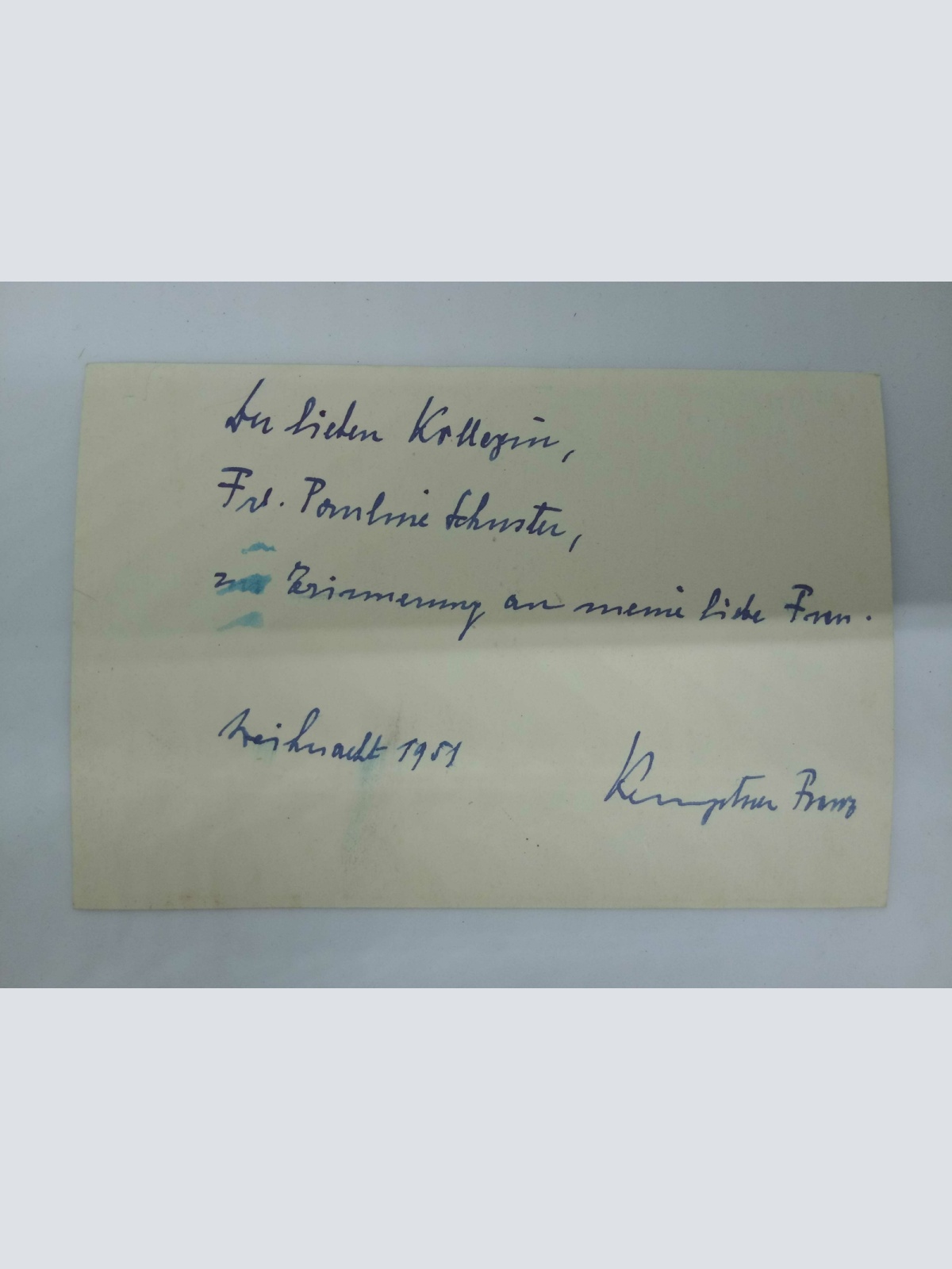 Salzburg Frau mit Tracht im Mirabellgarten Festung 60017