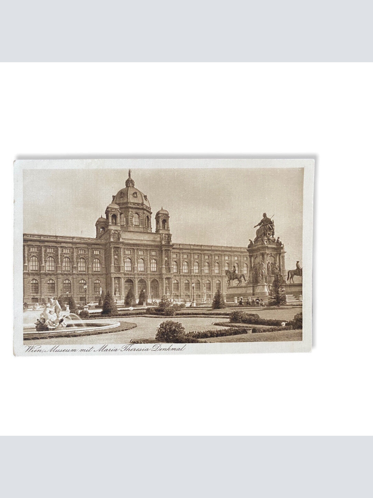 Wien Museum mit Maria Theresia Denkmal  11022