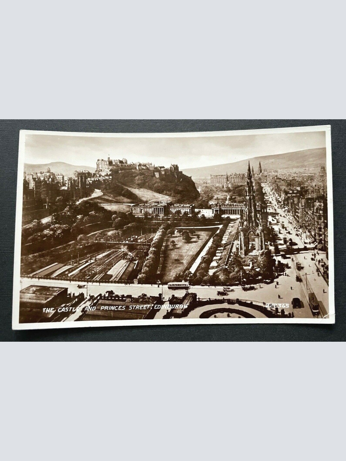 The Castle & Princess Street Edinburgh Burg Stadt Strasse Schottland GB 401027 A