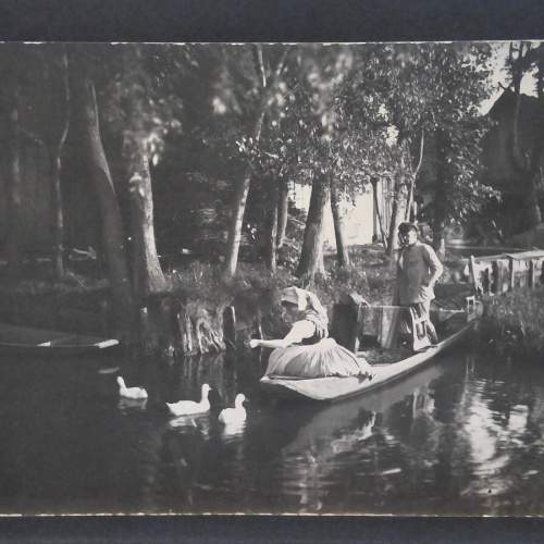 Bäurin Boot Fähre Mann Gänse Fluss See JW 650469 C