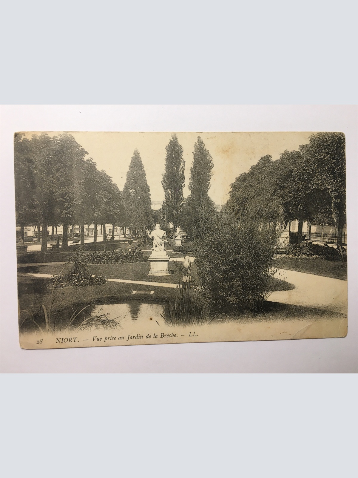 Niort - Vue prise au Jardin de la Breche. 651