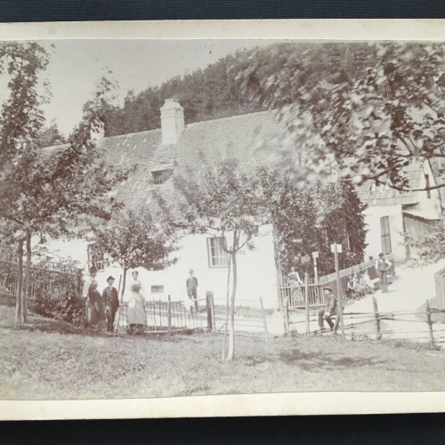 Foto Bauernhaus Haus Garten Tracht Hut Bäume 1891 ca.11,5x16,6cm 400942 TH