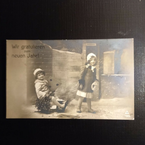 Zwei Mädchen gratulieren zum neuen Jahr 400393 gr