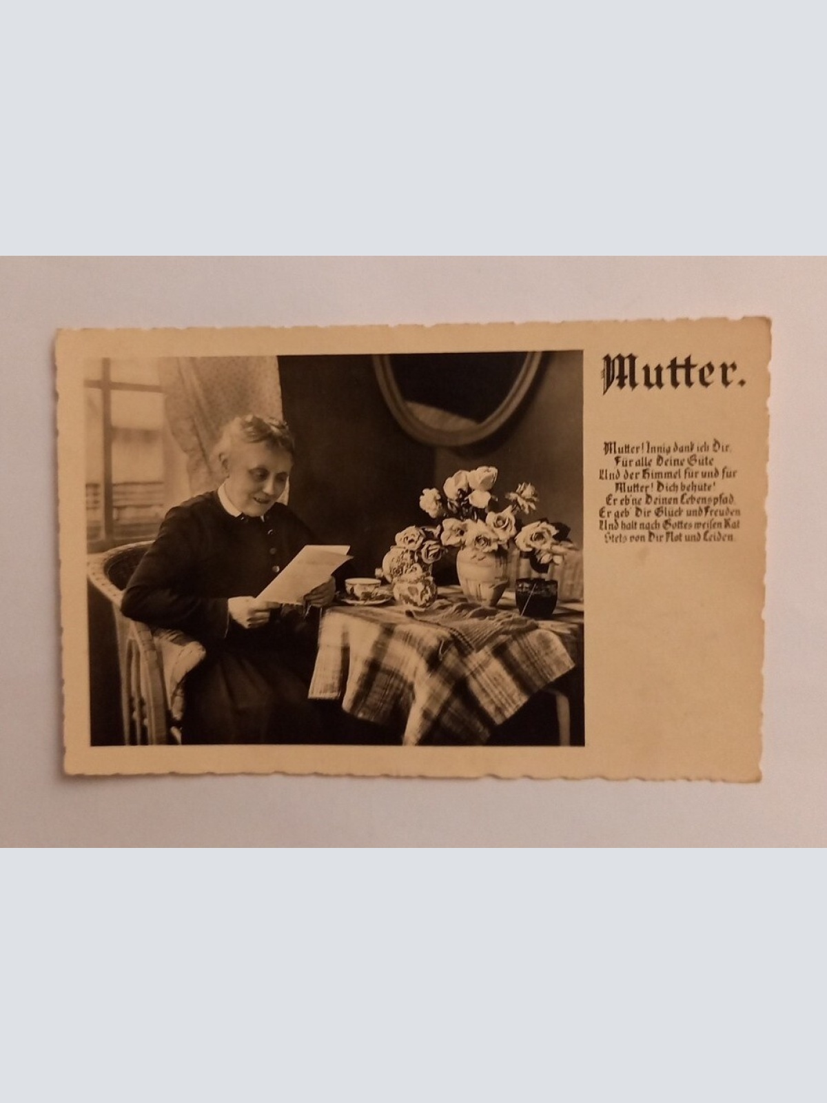 Mutter mit Brief und Rosen 600637A gr D