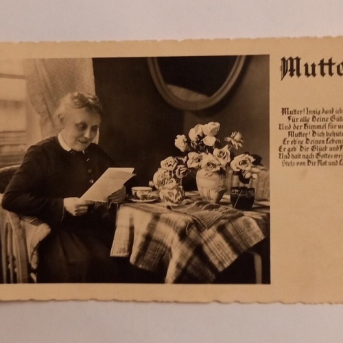 Mutter mit Brief und Rosen 600637A gr D