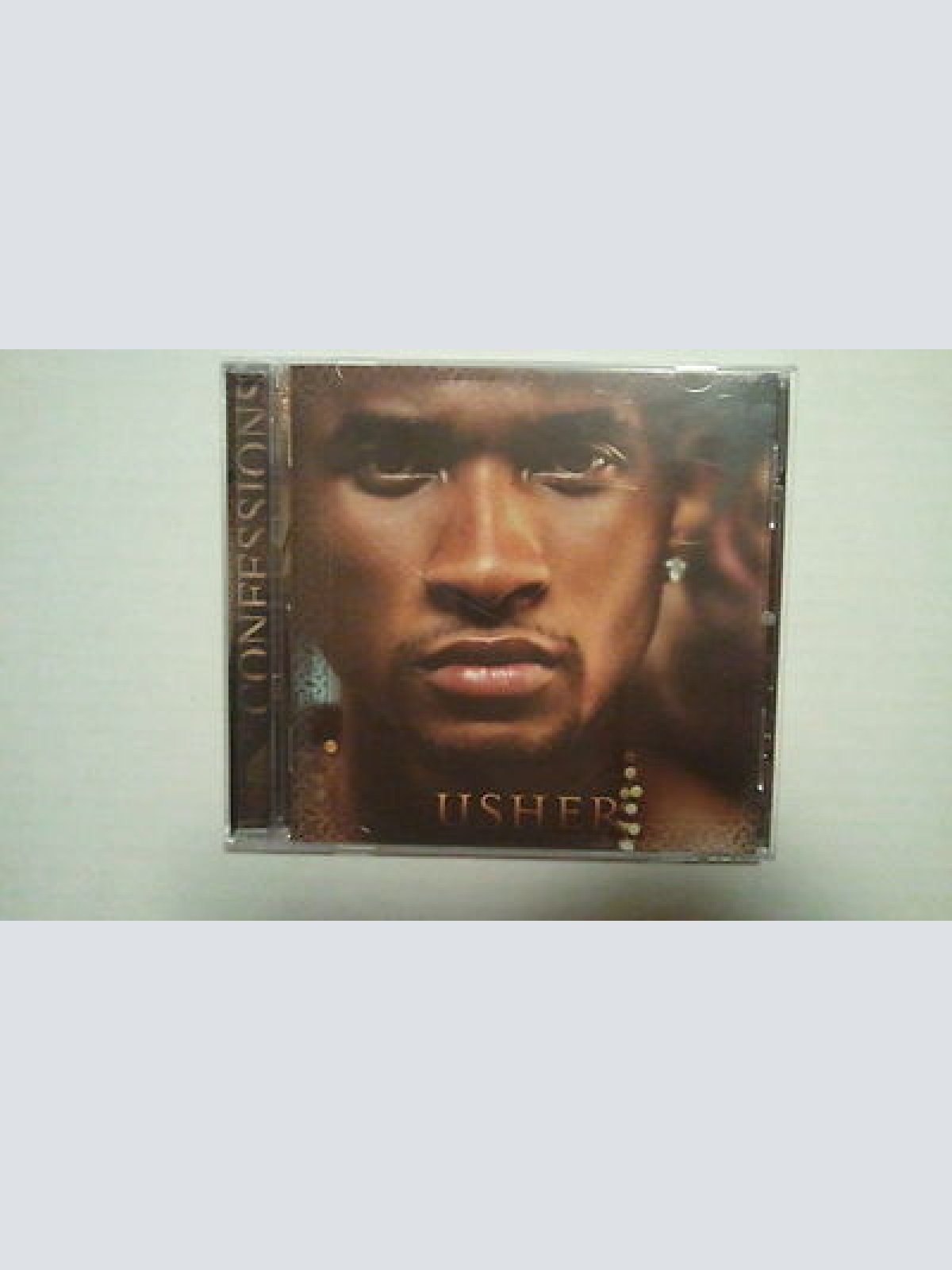 CD--USHER --CONFESSIONS -- ALBUM