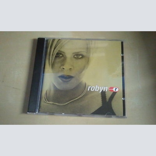 CD--ROBIN IS HERE----- ALBUM