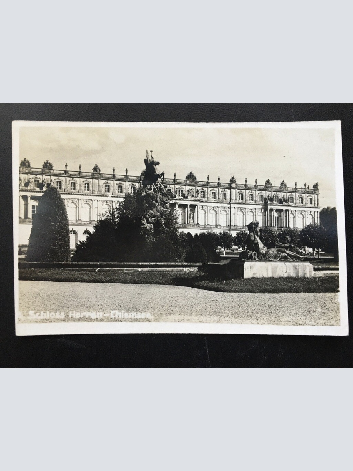 Chiemsee - Schloss Herren - Brunnen Statue - Bayern, Deutschland 400299 TH F
