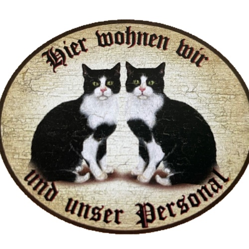 KuK Nostalgie Holzschild "Hier wohnen wir u.u. Personal“ Duo Katze Schwarzweiß