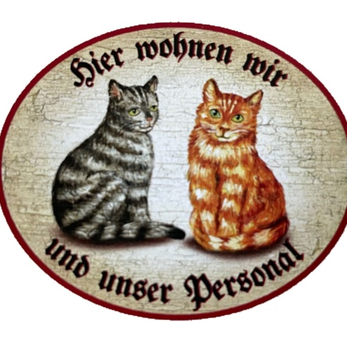 KuK Nostalgie Holzschild “Hier wohnen wir u.u. Personal“ Duo Katze Tabby Rot