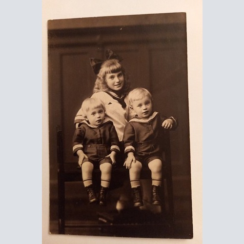 Foto Mädchen mit zwei Buben 500102A gr D