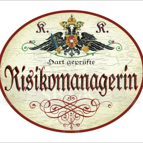 KuK Nostalgie Holzschild - Hart geprüfte Risikomanagerin - Ornament TH