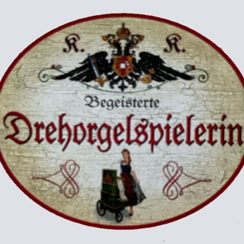 KuK Nostalgie Holz Schild Begeisterte Drehorgelspielerin Leierkasten Drehorgel