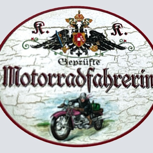 KuK Nostalgie Holzschild "Geprüfte Motorradfahrerin"
