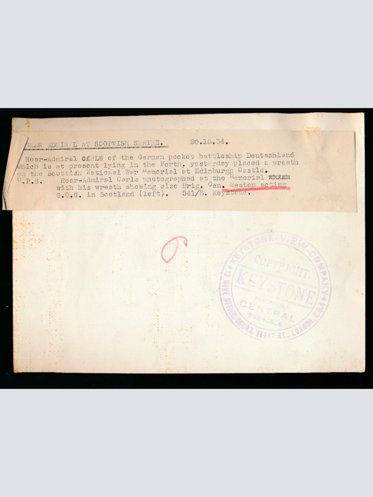 Pressefoto, Deutscher Admiral Carls am schottischen Schrein 1934 (P7)