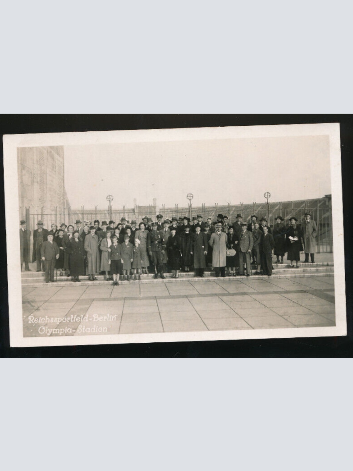 AK aus Berlin Reichssportfeld Olympia-Stadion mit Soldat in der Mitte (720)