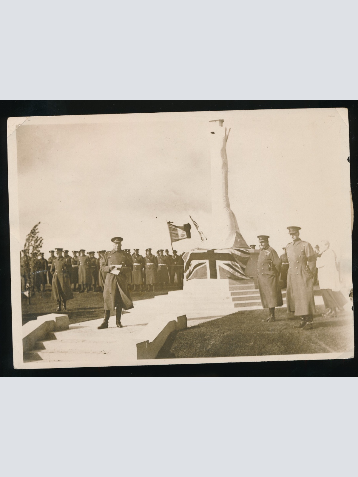 Orig. Pressefoto aus Ginchy Denkmal für gefallene Britische Garde (P1)