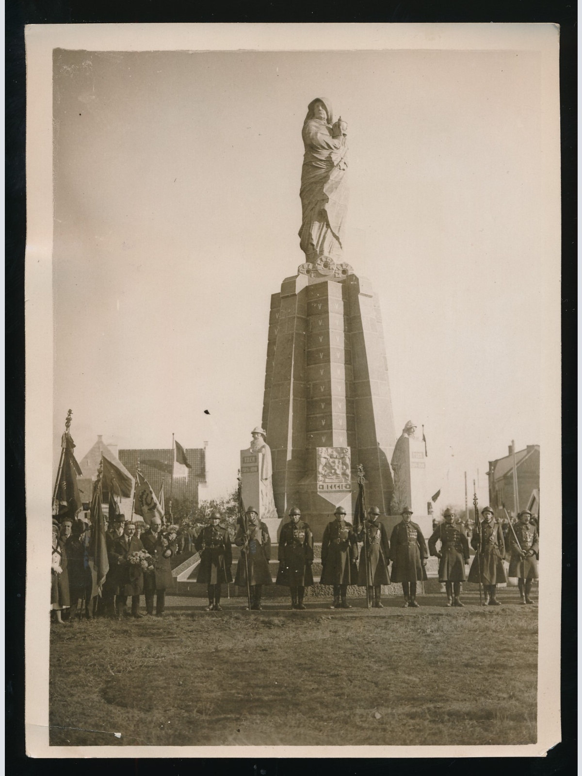 Orig. Pressefoto aus Nieuport neues Heldenmonument mit Soldaten (P2)