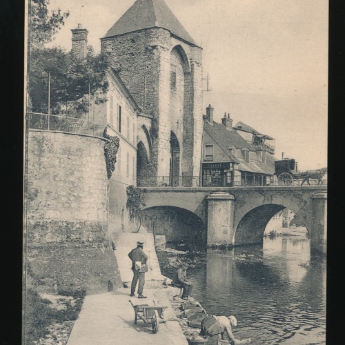 AK aus Moret Frankreich mit Wäscherin (222)